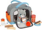Katze mit Tasche und Pflege-Set