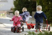 Winther MINI Krippendreirad für Kinder (1-4 Jahre) – Robustes Dreirad mit Anhängerkupplung – Ideal für Krippe und KITA