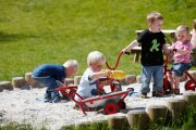 Winther MINI VIKING Schubkarre für Kinder (2-4 Jahre) – Kippsicher, stabil und langlebig – Perfekt für Sandkasten und Spielplatz