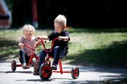 Winther MINI Krippendreirad mit Steg für Kinder (2-4 Jahre) – Vielseitig nutzbares Dreirad mit verstellbarem Sitz und Anhängerkupplung