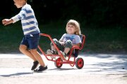 Winther MINI Sulky – Kinderfahrzeug für 2-4 Jahre, kippsicher, mit Festhaltelehnen, ideal für Kita und Kindergarten