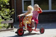 Winther VIKING Taxi Dreirad für Kinder – Robustes Tandem-Dreirad für 2 Kinder, für Rollenspiele und sicheren Fahrspaß, 4-7 Jahre