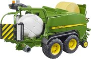 bruder John Deere Rundballen-Presswickelkombi.